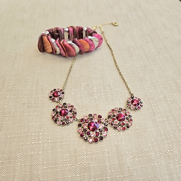 SET!  Liz Claiborne Jeweled Necklace and Dyed Shell Stretchy Bracelet Set - Picture 4 of 12
